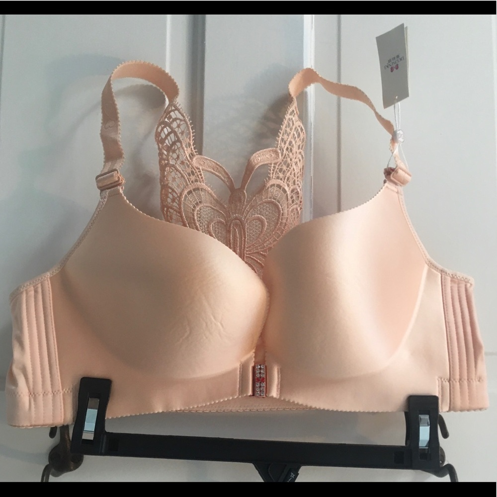 NWT Sz42C Front Clasp Bra, Buttrrfly Lace Design